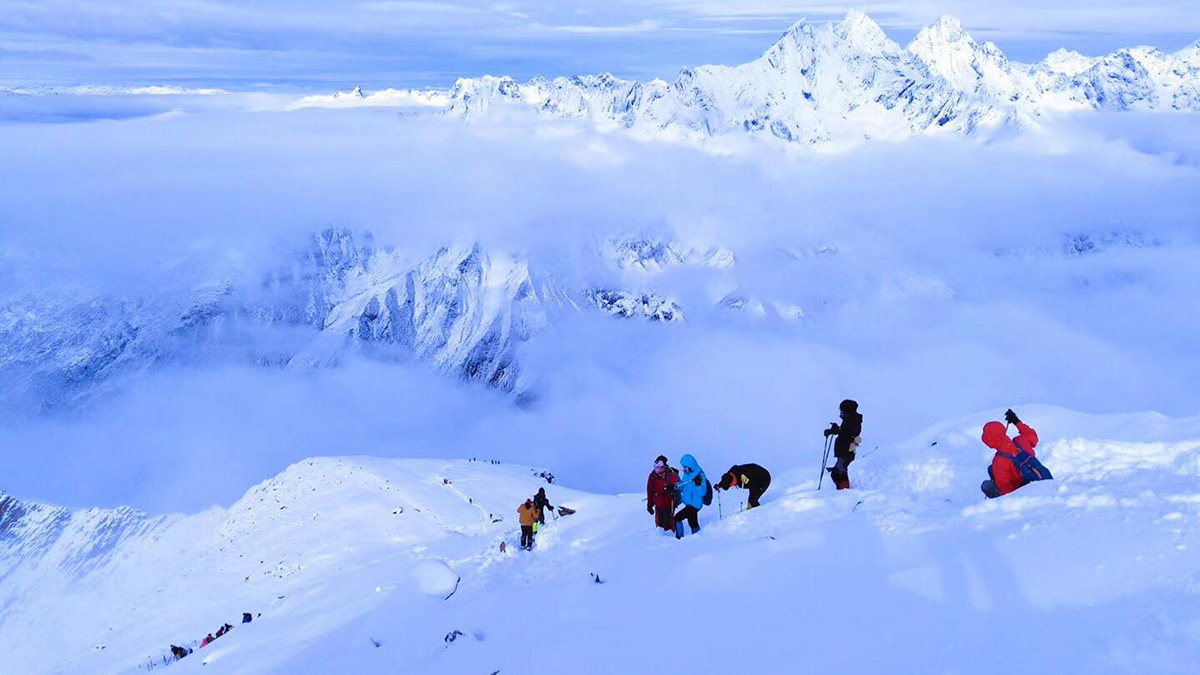 青少年雪山成长营